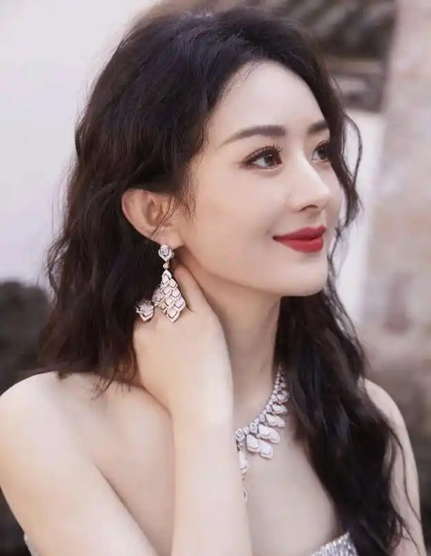 赵丽颖红裙亮相品牌晚宴勾起媒体与粉丝共鸣展现女神风范