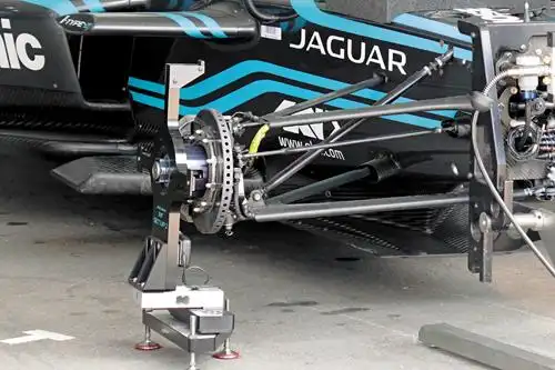 前悬挂是大会指定的推杆及双愿骨设计,后悬挂车队可自行选择不同的