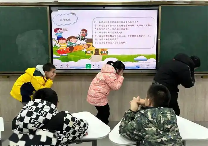 "陈老师,这题我知道,我来回答……"南京江北新区浦口实验小学万江分校