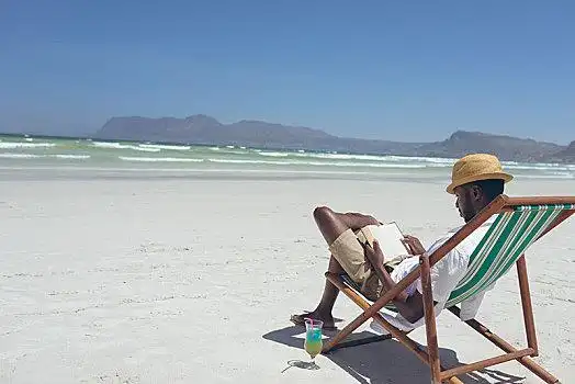 男青年,读,书本,坐,沙滩椅,海滩
