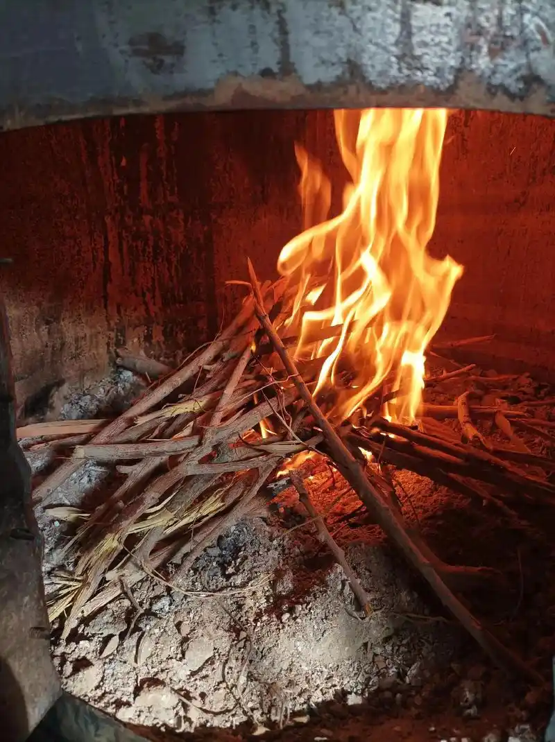 天寒地冻时,抱紧我的火炉子#烤火取暖 #天寒地冻 #烧柴火  - 抖音