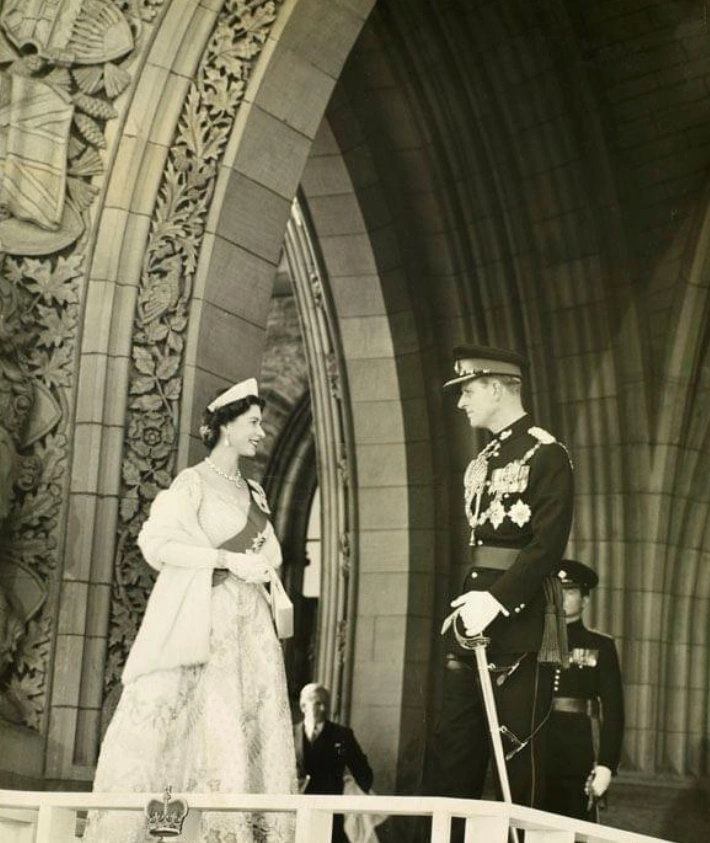 原创欲戴王冠必承其重女王和情敌同框大笑让她参加菲利普亲王葬礼