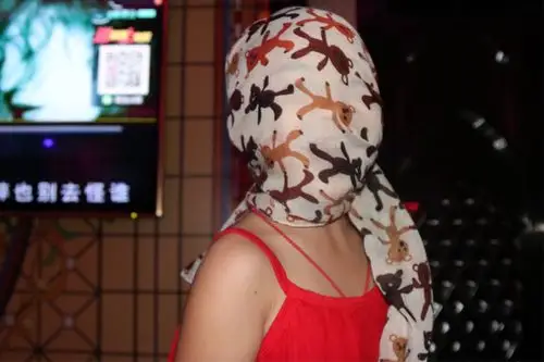 额的神,这位蒙头女侠就这样如此优雅的出现了,出场速度有点吓到宝宝了