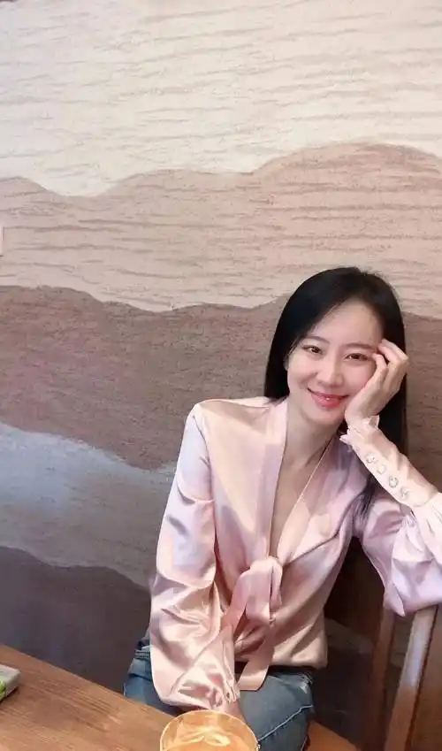 王乐君穿甜美风,清纯靓丽,网友:跟我认识的不一样_娱乐_文章_信息