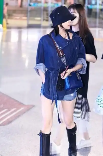 王子文穿牛仔衫与别人不一样搭配短裤骑士靴照样显瘦又显高