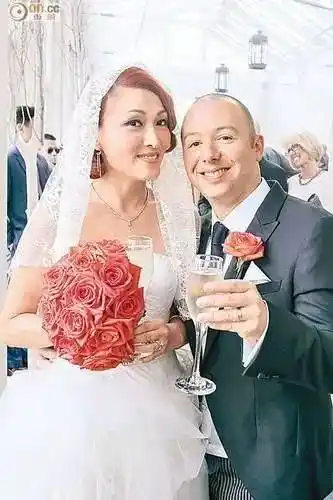 李蕙敏结婚当天,因为李蕙敏的父亲已经不在了,就由好友黄伟文饰演其"