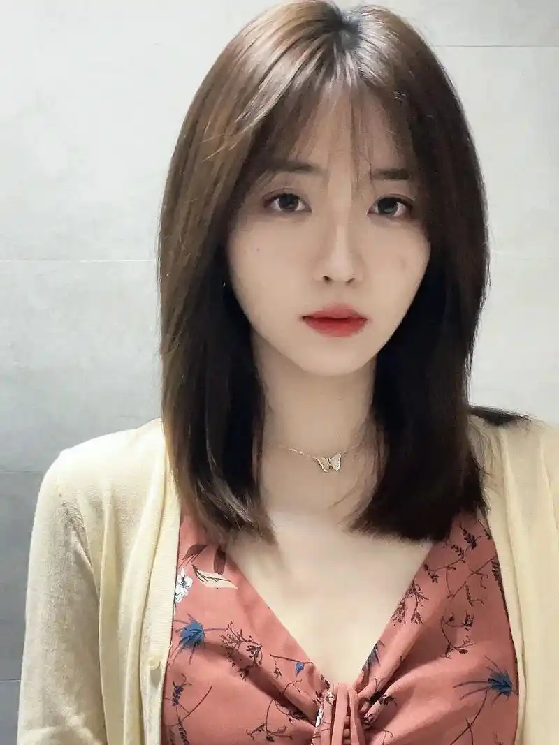 适合圆脸大脸层次感锁骨短发 搭配 黑茶色.适合圆脸/大脸女生 - 抖音