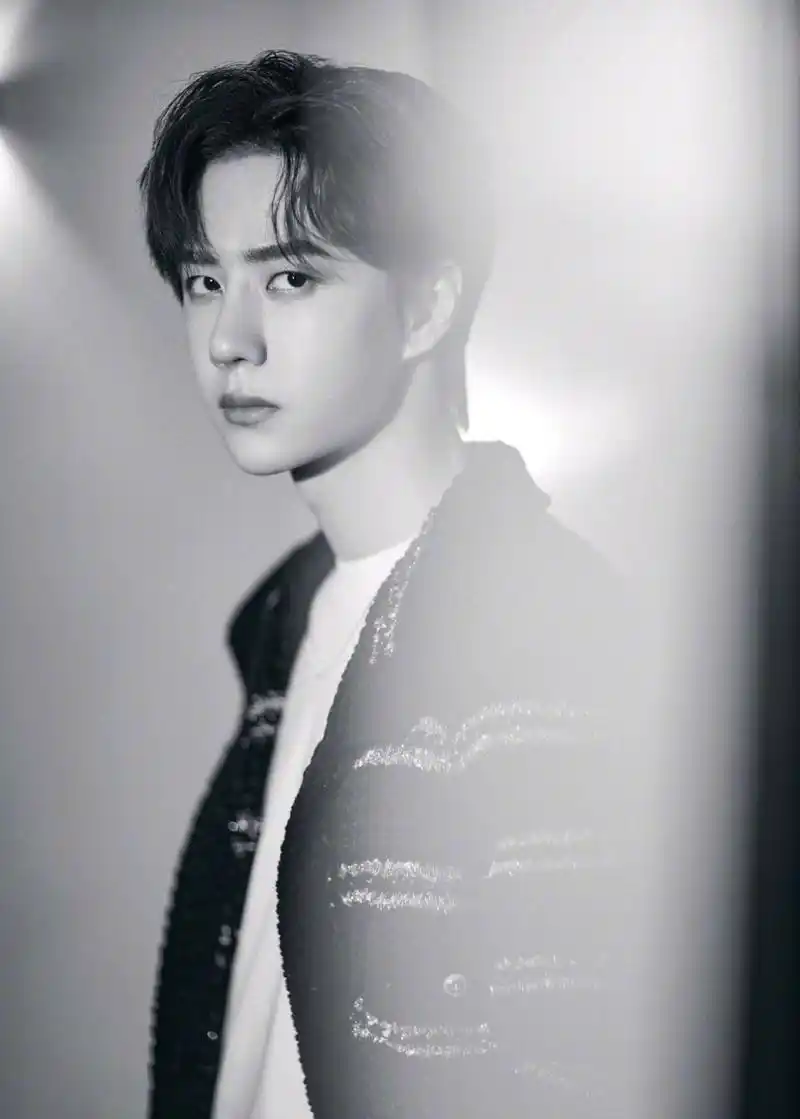 王一博近照公开,身着黑丝长衫,尽显典雅气质