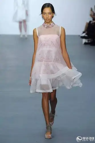 流行秀场2016伦敦时装周之最透明薄纱