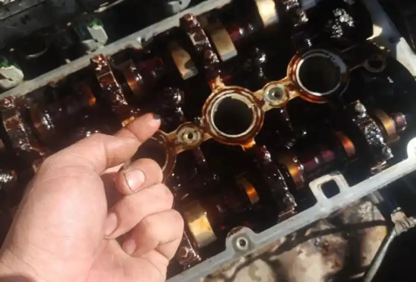 发动机里的油泥要不要清洗?更换机油时,一部分油泥会被带出