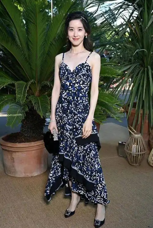 章泽天的气质有种清纯的美穿的裙子也很温柔不像阔太太