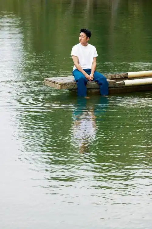 贾乃亮38岁生日写真曝光泛舟游湖潇洒惬意