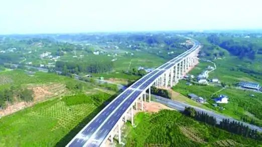 此外,成都都市圈快速路网不断织密,"3绕20射"高速公路主骨架建成17条