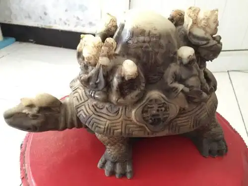 这个八仙过海龟是真品吗?真品和赝品都各值多钱?多谢