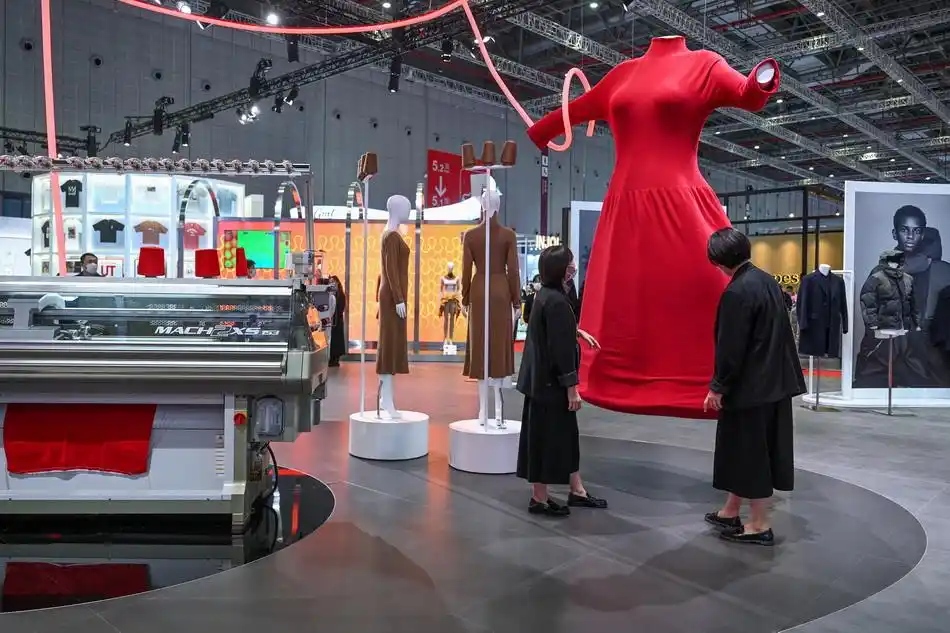 专为进博会定制的优衣库史上最大针织裙,为全球首展.