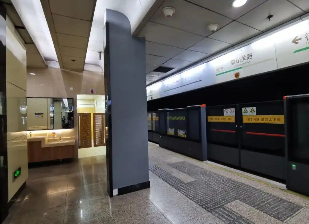 地铁2号线娄山关路站的公共卫生间完成了整体改造