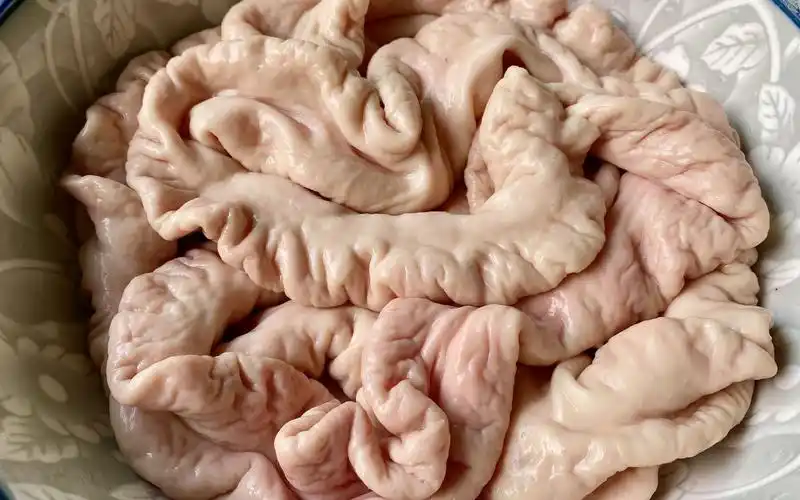 猪大肠想要好吃关键在于清洗,不要只会倒醋加面粉,这样洗干净无腥味