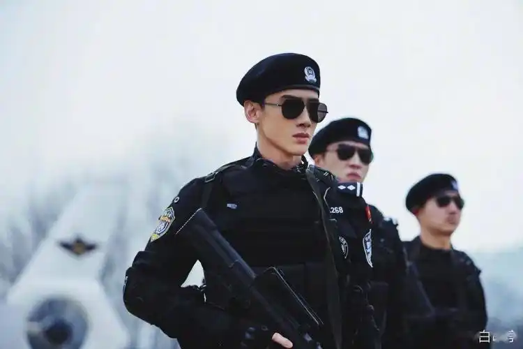 我承认,一开始呢,我就是奔着邢克垒的特警造型去的!