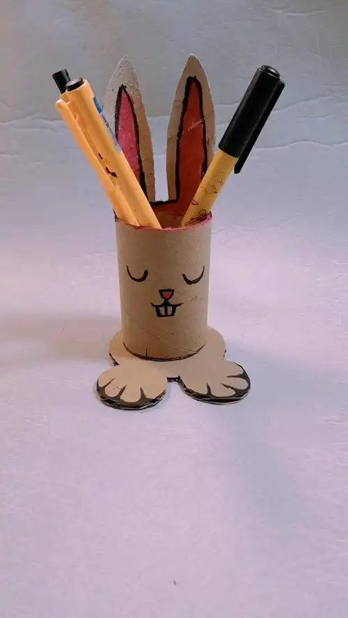 卫生纸筒别扔了,做成个小兔子笔筒,能让宝宝玩几天