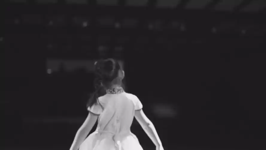 唱完以后,掀起裙摆鞠躬弯腰的谢幕礼,是一定要有的.