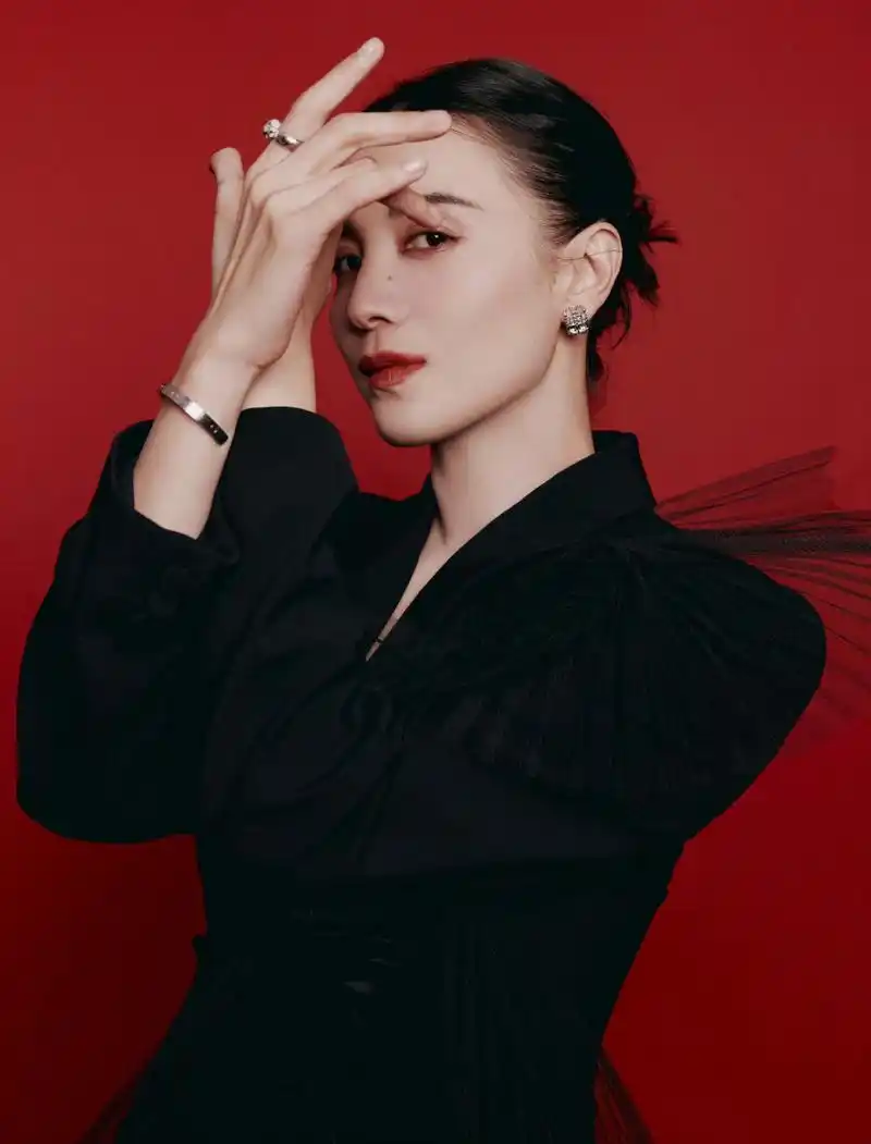 宋佳,黑色西服搭配高腰裙,性感红唇,美丽动人!