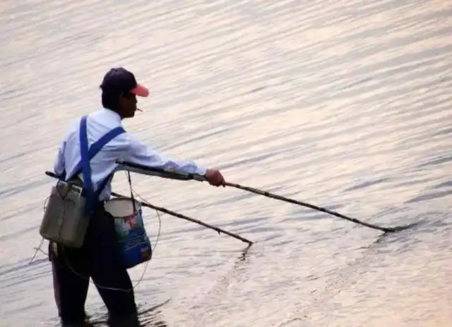 1,很多人不喜欢钓鱼,但看到有人放鱼的时候,就会选择比较另类的方式