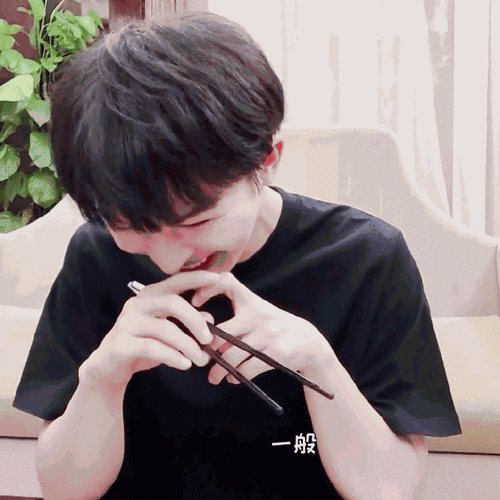 周深超话#周深太可爱了#    怎么还撒娇呢    @卡布叻_周深