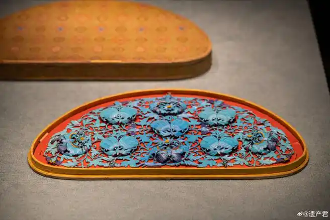 故宫收藏的清代点翠瓜蝶纹头面,头面是清代吉庆场合后妃穿着吉服时