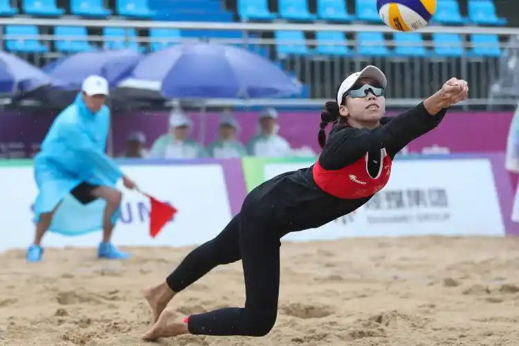 沙滩排球女子成年组江苏一队获得铜牌