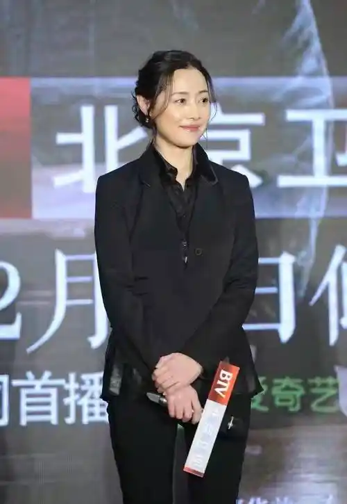 刘蓓真会博眼球,穿一身"鱼鳞裙"还不够,里面再套裙子意外洋气_款式