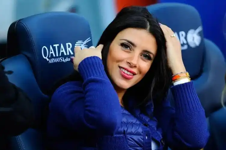 小法46岁妻子风韵犹存5次当妈身材不输超模22岁继女更吸睛图