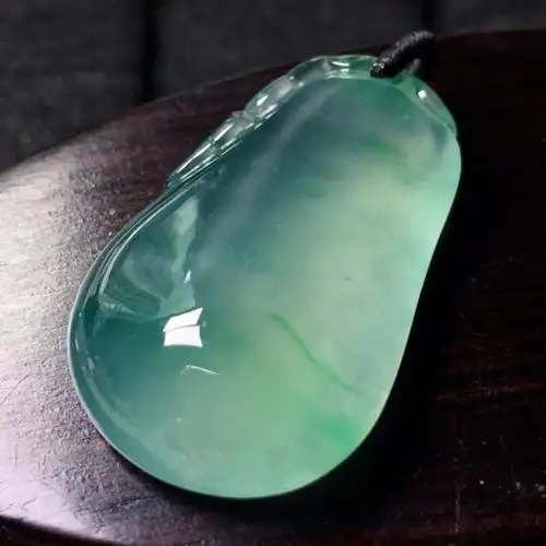 冰种晴水绿福瓜挂件翡翠
