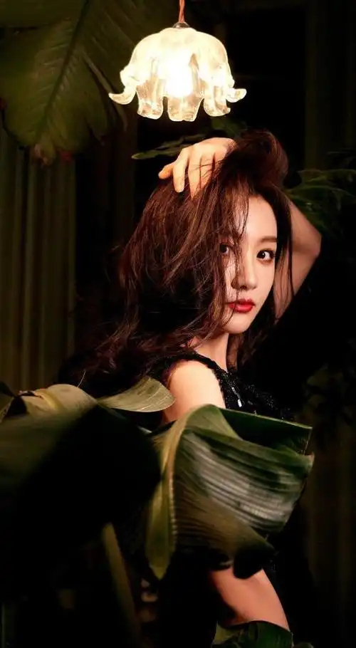 好美!杨蓉黑色深v亮片裙写真 676767