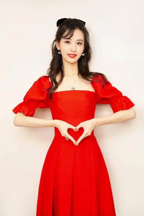 简介:陈都灵新年喜庆性感写真图片,分享一组陈都灵图片给大家,图中的