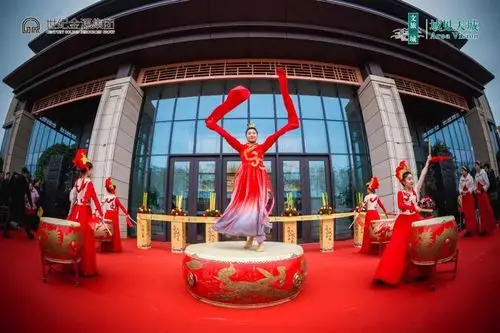 上午9点58分,在一支唯美激昂的水袖鼓舞中活动序章缓缓拉开,跃然呈现