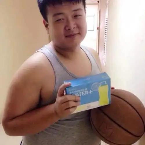 爱茉莉减肥茶 大家请注意,这位骚气的胖子手里拿的是爱茉莉减肥茶