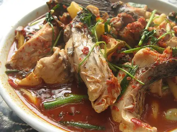 白族名菜——酸辣鱼,加了干木瓜和酸梅汁.