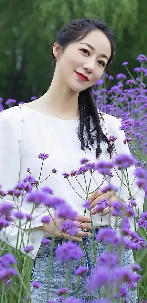 无论是在红毯上还是日常生活中, 韩雪总能展现出她独特的时尚品味.