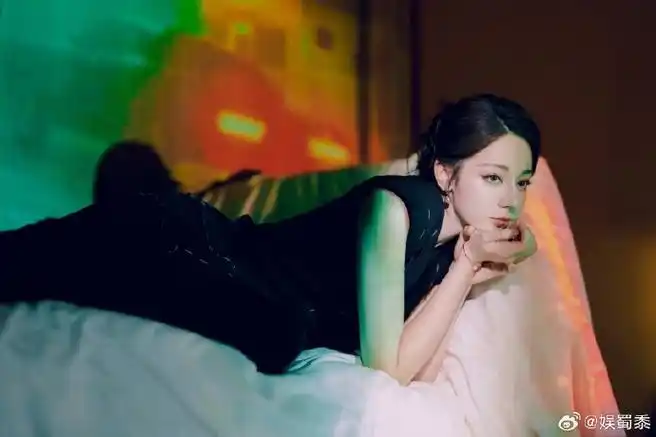 闵塔鲨晒迪丽热巴新高定#  谁懂 这套完全就是干练的总裁老公姐05