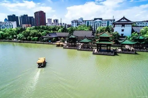 南通市濠河景区,位于江苏省南通市,是一片充满诗意和宁静的水乡胜地.