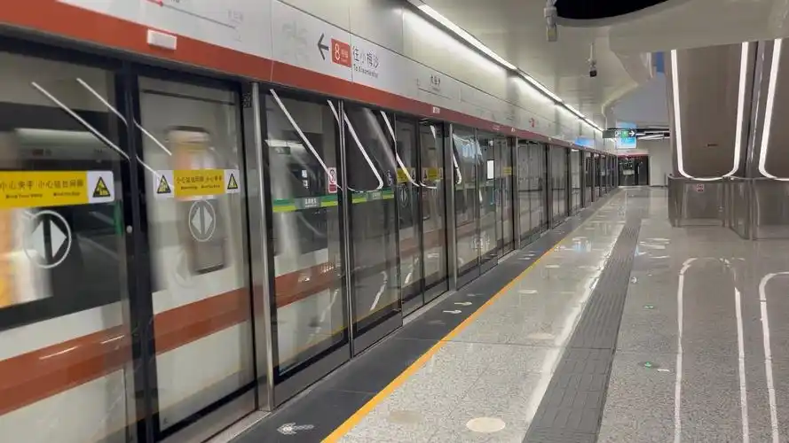 深圳地铁8号线二期大梅沙站列车进站