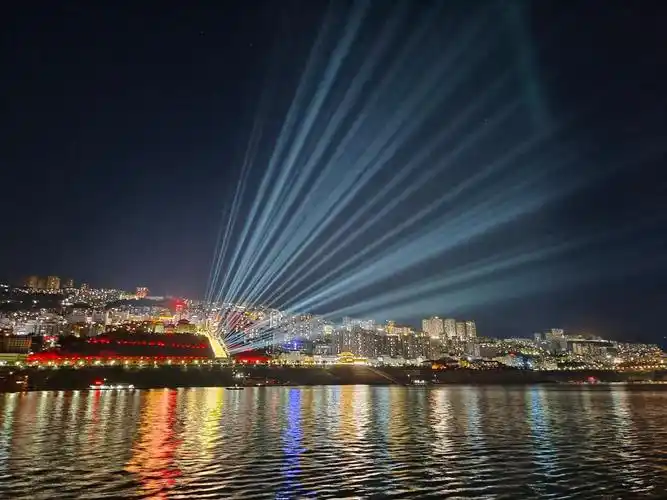 巫山县"三峡之光"夜间情景游的灯光秀.新华社记者周凯 摄