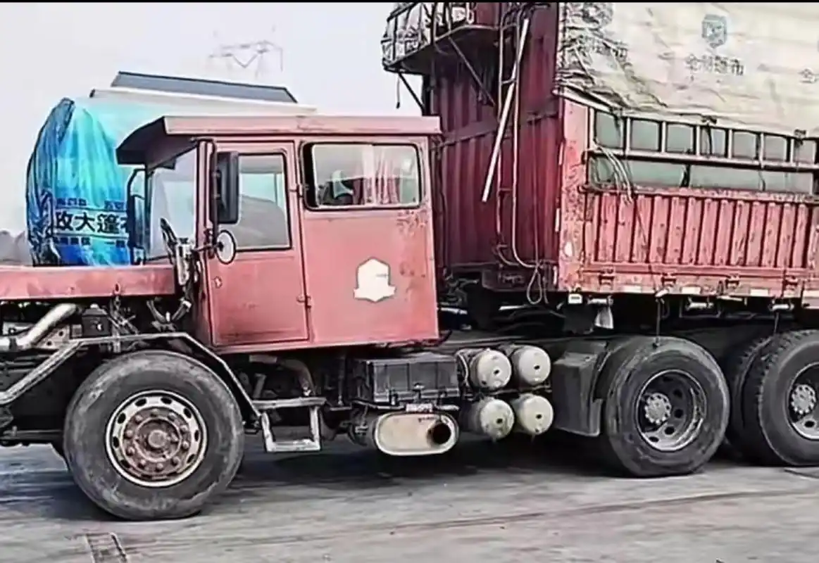 这到底是拖拉机还是半挂汽车?能上牌上路吗?