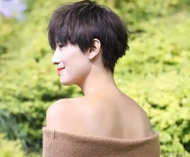 女生假小子发型设计通常指的是那些展现出中性,简洁或酷炫风格的短发