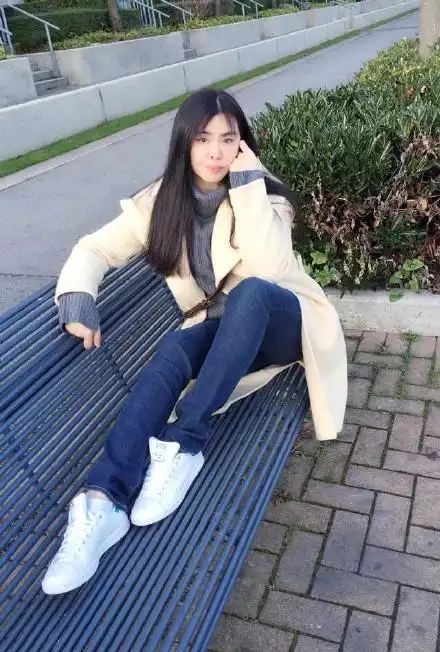 49岁王祖贤游迪士尼 戴米奇帽卖萌似少女(组图)