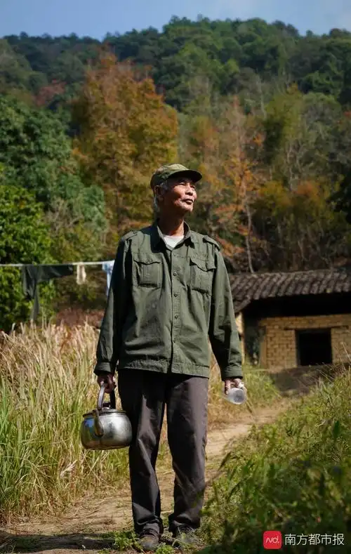 广东"一人村"村长独守山村四十年,栽树种茶与山羊为伴