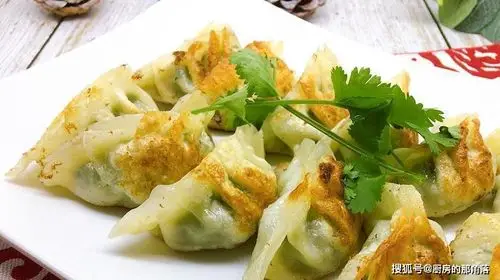 广式香煎韭菜饺子,拌馅调味有顺序,多加一步,韭菜嫩绿不出水