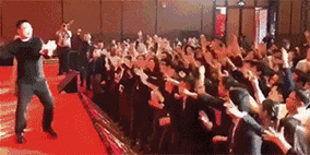 撒钱,摸肉,抽耳光,这样的年会就是一场小丑蹦迪