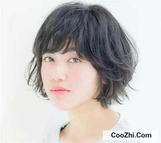 个人的气质也有比较大的影响,一般发量少的女生推荐可以留一个羊毛卷