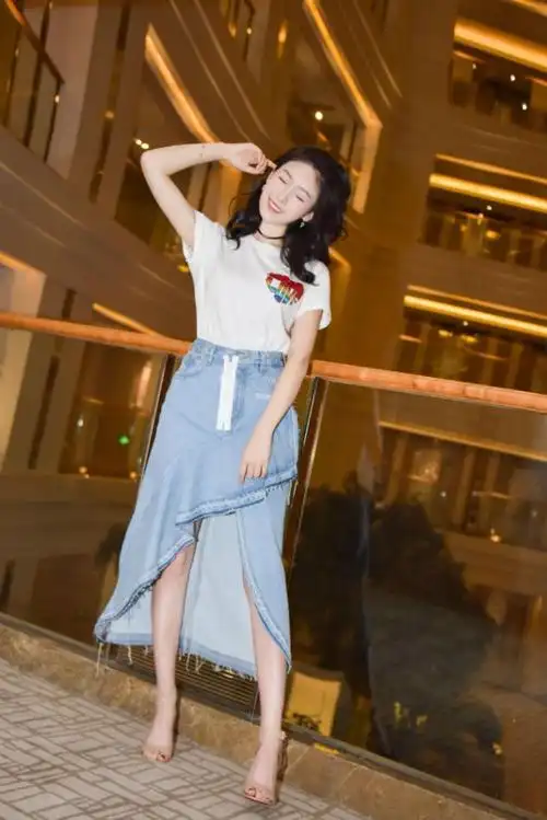 王子璇出席新剧粉丝见面会 蓝白色元气look活力十足